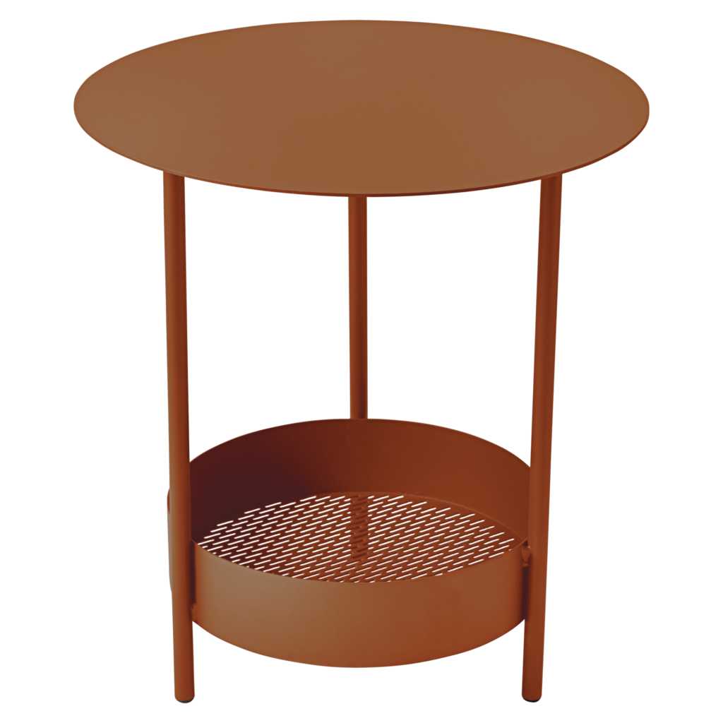 Table d'appoint ronde en métal Guéridon Salsa de couleur rouille avec trois pieds verticaux et une étagère de rangement en filet sous le plateau.