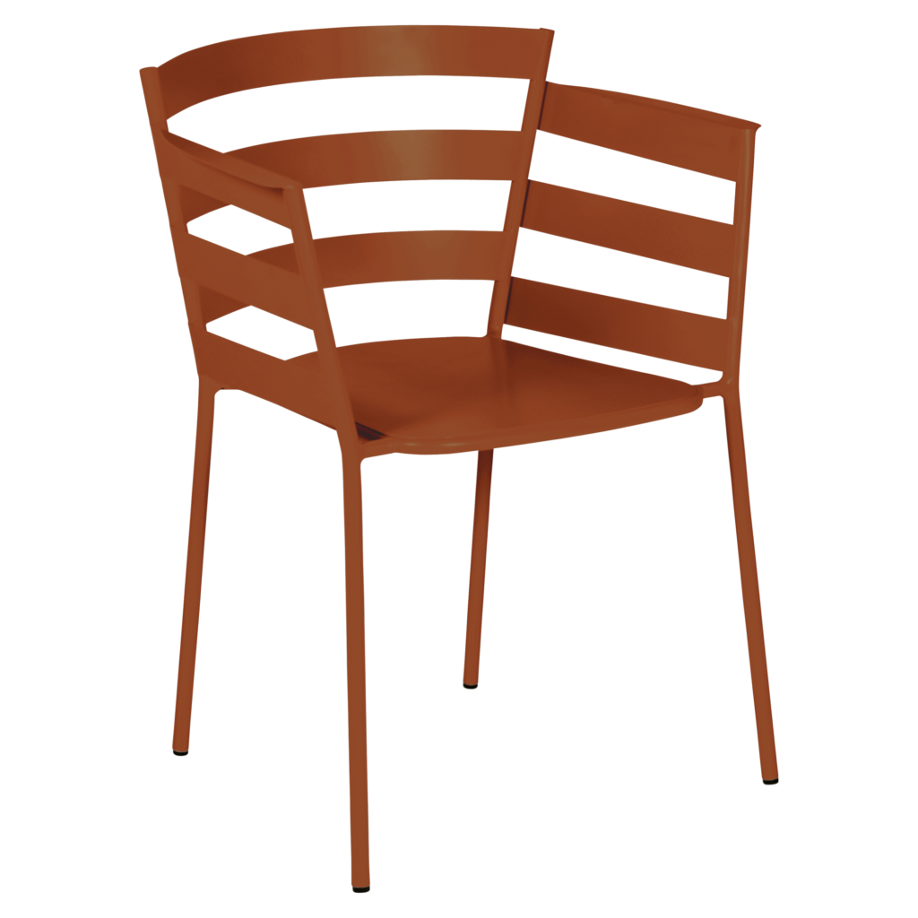 Fauteuil moderne en métal couleur rouille avec dossier et assise à lattes, doté de quatre pieds droits et d'un design minimaliste inspiré de la collection Fauteuil Rythmic.