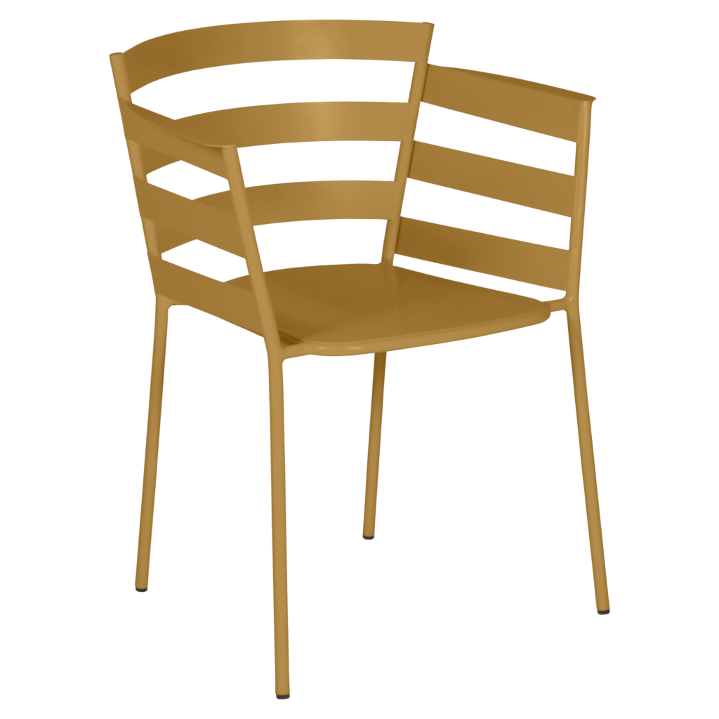 Une chaise moderne inspirée du Fauteuil Rythmic, avec des lattes horizontales sur le dossier et l'assise, en matériau marron et quatre pieds droits, parfaite avec un accent Bleu acapulco.