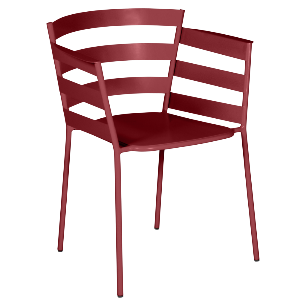 Fauteuil Rythmic en métal rouge avec un dossier à lattes et quatre pieds droits, vu sur un fond noir uni.