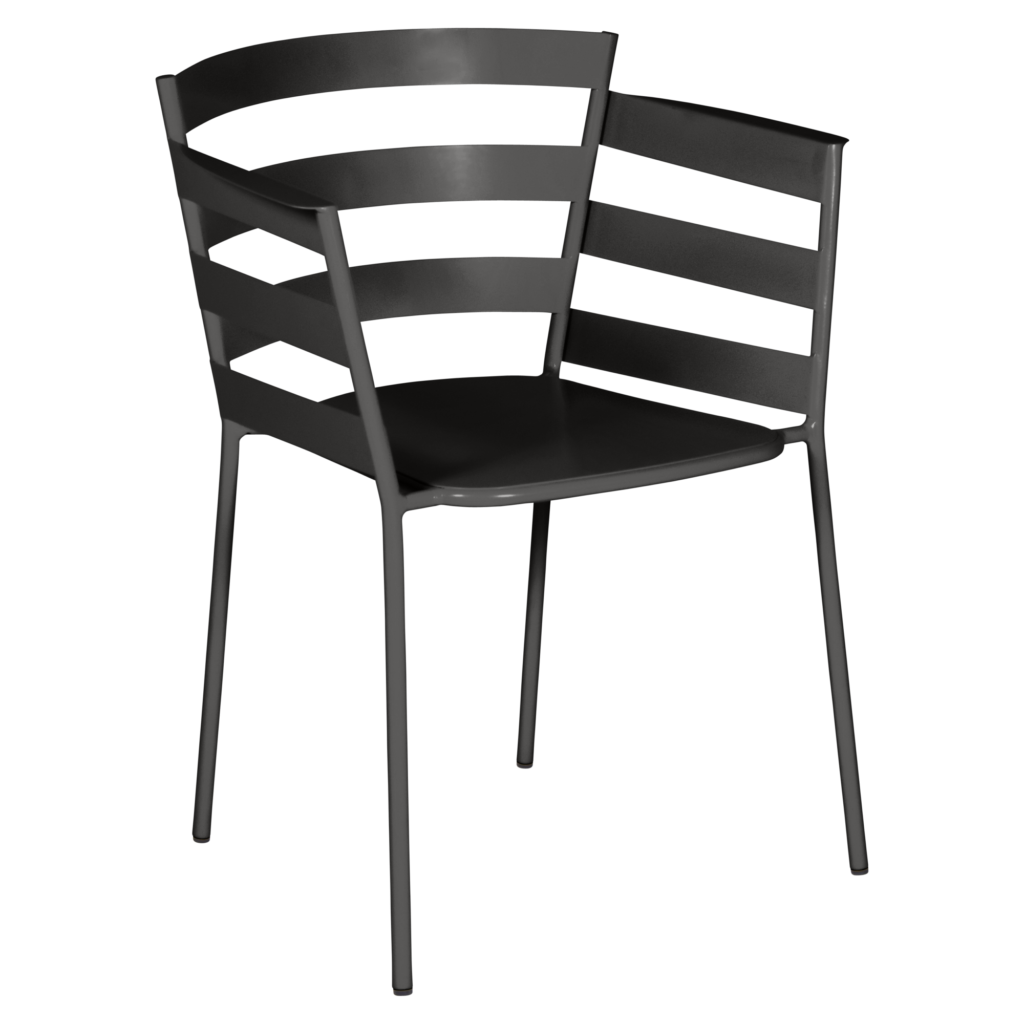 Fauteuil en métal noir avec dossier à lattes et quatre pieds droits, rappelant le Fauteuil Rythmic, photographié sur un fond cerise noire.