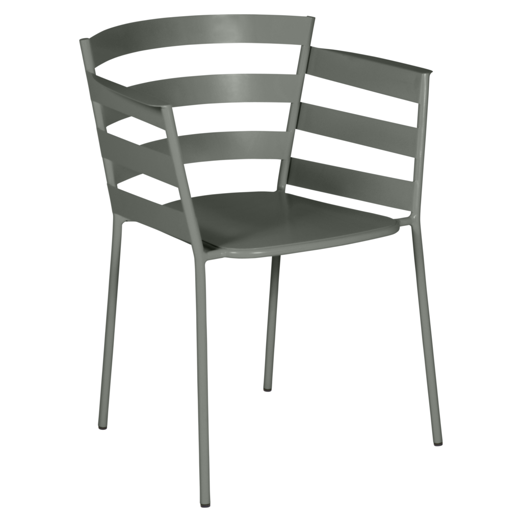 Chaise moderne en métal Gris argile avec dossier à lattes et quatre pieds droits, photographiée sur fond noir. Ce Fauteuil Rythmic apporte une sophistication élégante à n'importe quel intérieur.