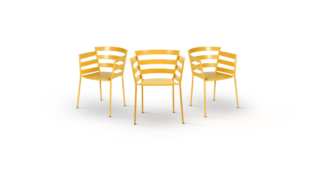 Trois chaises Fauteuil Rythmic en métal jaune à dossier à lattes horizontales sont disposées en demi-cercle sur fond blanc, ajoutant un contraste vivant à l'espace.