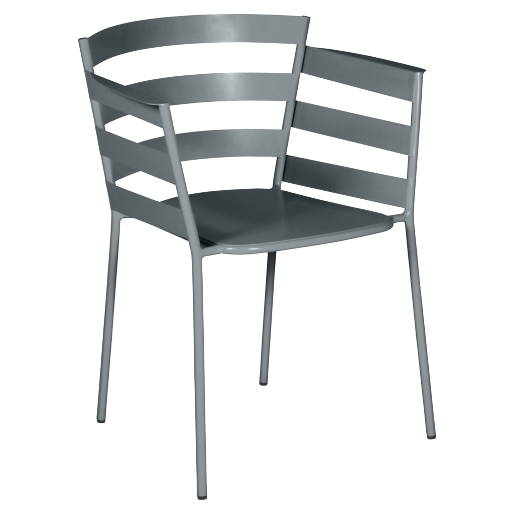 Le Fauteuil Rythmic en Gris orage est une chaise en métal gris avec un dossier à lattes et des accoudoirs, dotée de quatre pieds droits et d'un design minimaliste.