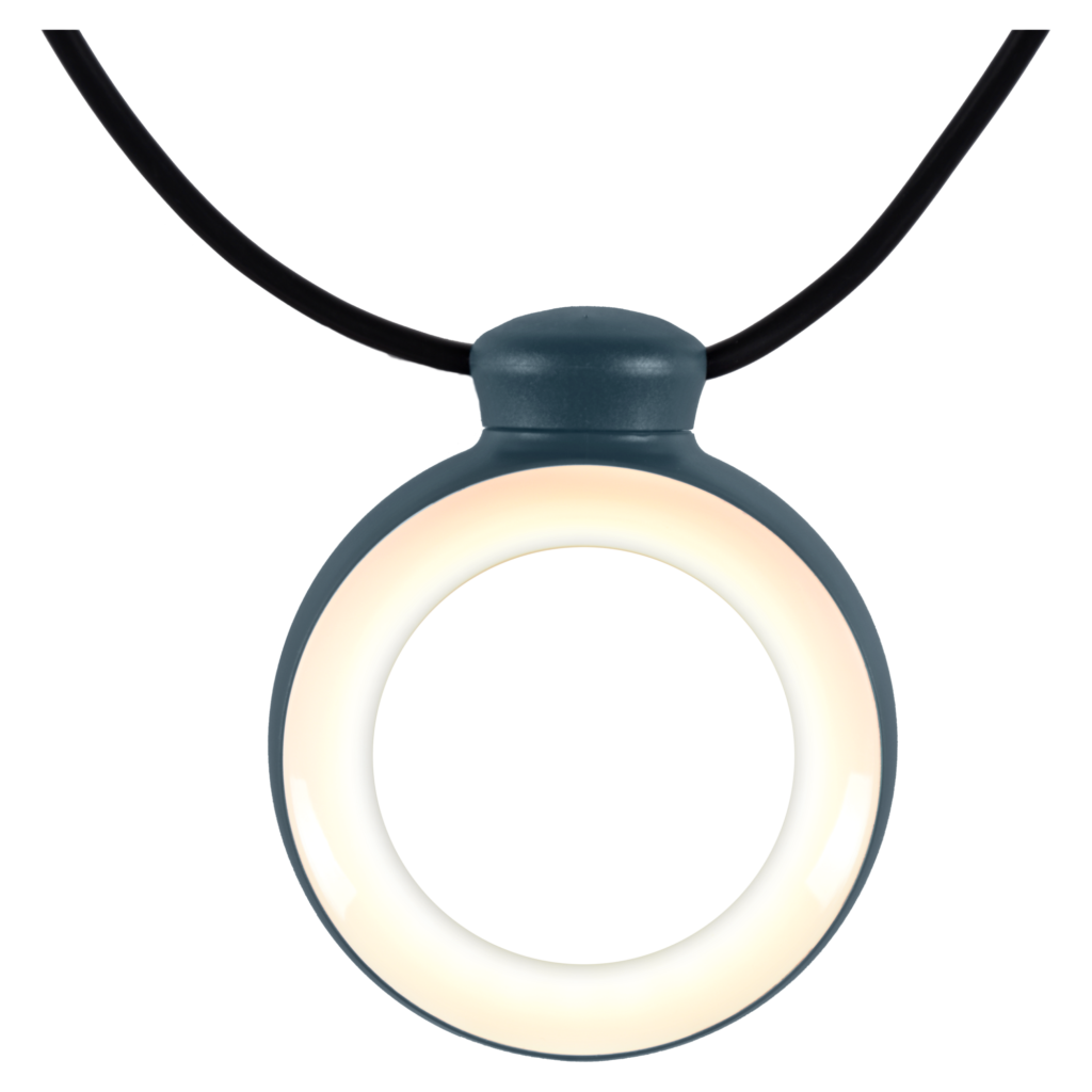 Pendentif circulaire Guirlande Hoop L1200 avec un anneau lumineux brillant, attaché à un cordon noir cerise noire.