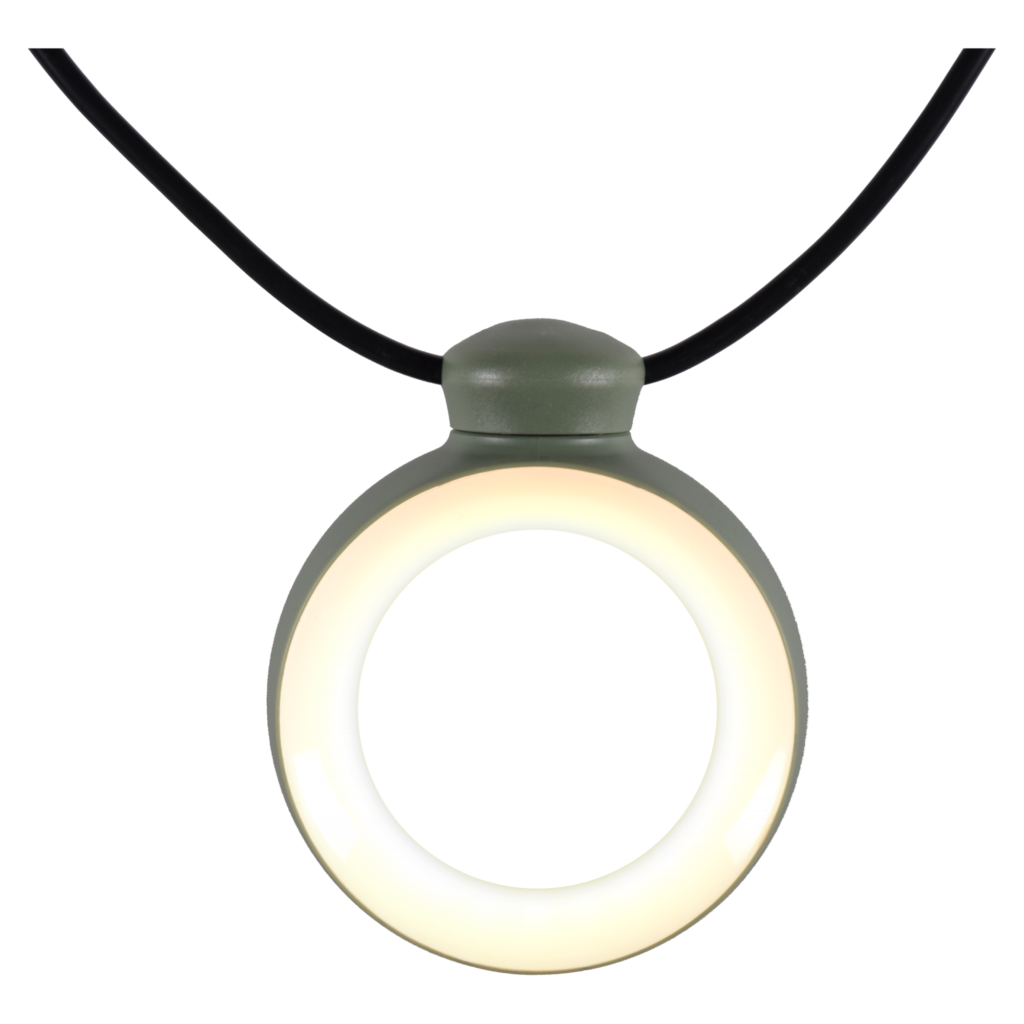 Une suspension circulaire Guirlande Hoop avec un anneau lumineux, suspendu par un cordon noir, présentée sur un fond blanc.