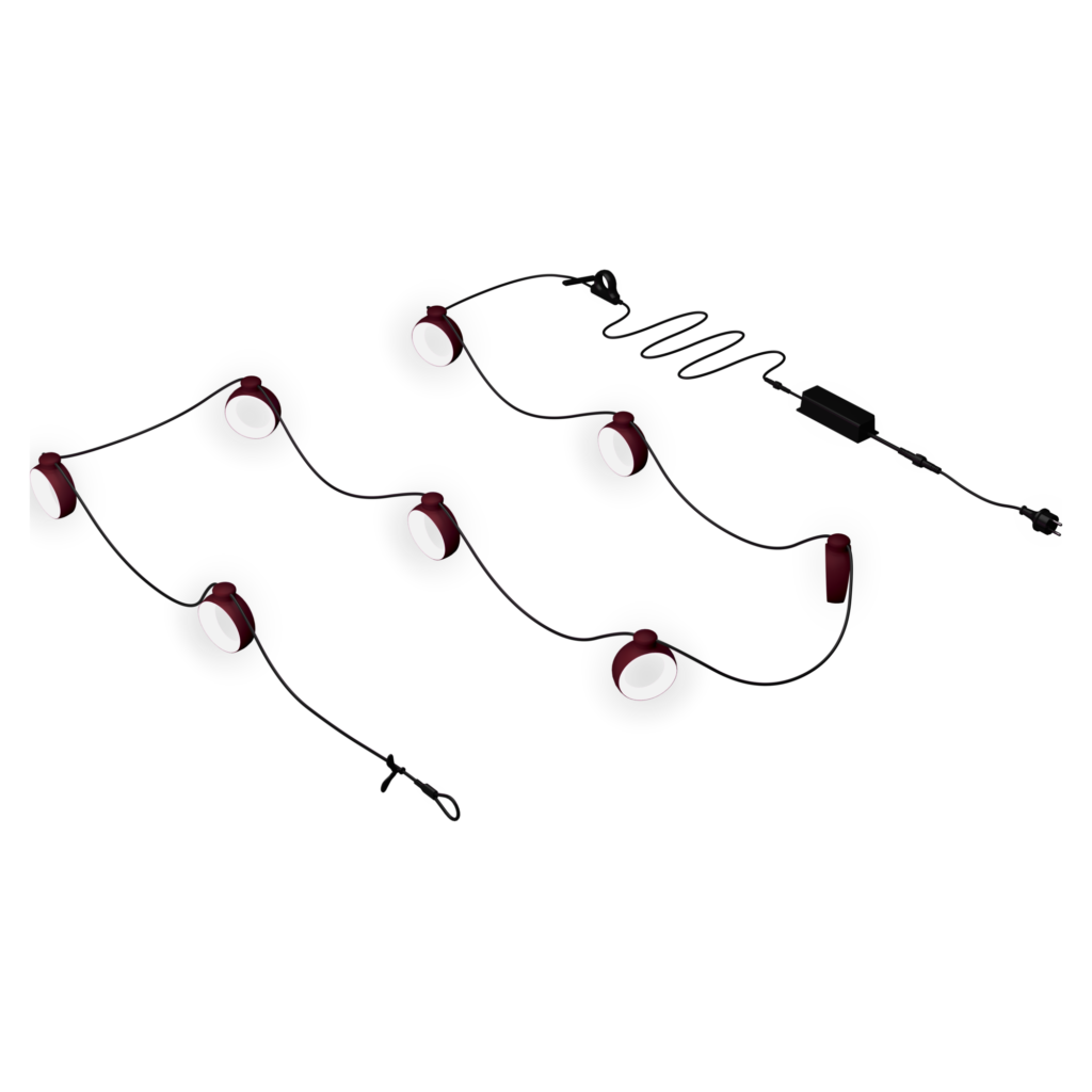 Six lumières LED circulaires, faisant partie de la collection Guirlande Hoop, sont reliées par un cordon noir et un adaptateur secteur, disposés en zigzag sur un fond noir cerise profond.