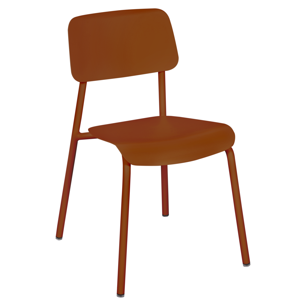Une simple chaise studie orange avec un dossier incurvé et quatre pieds droits, placée sur un fond uni.