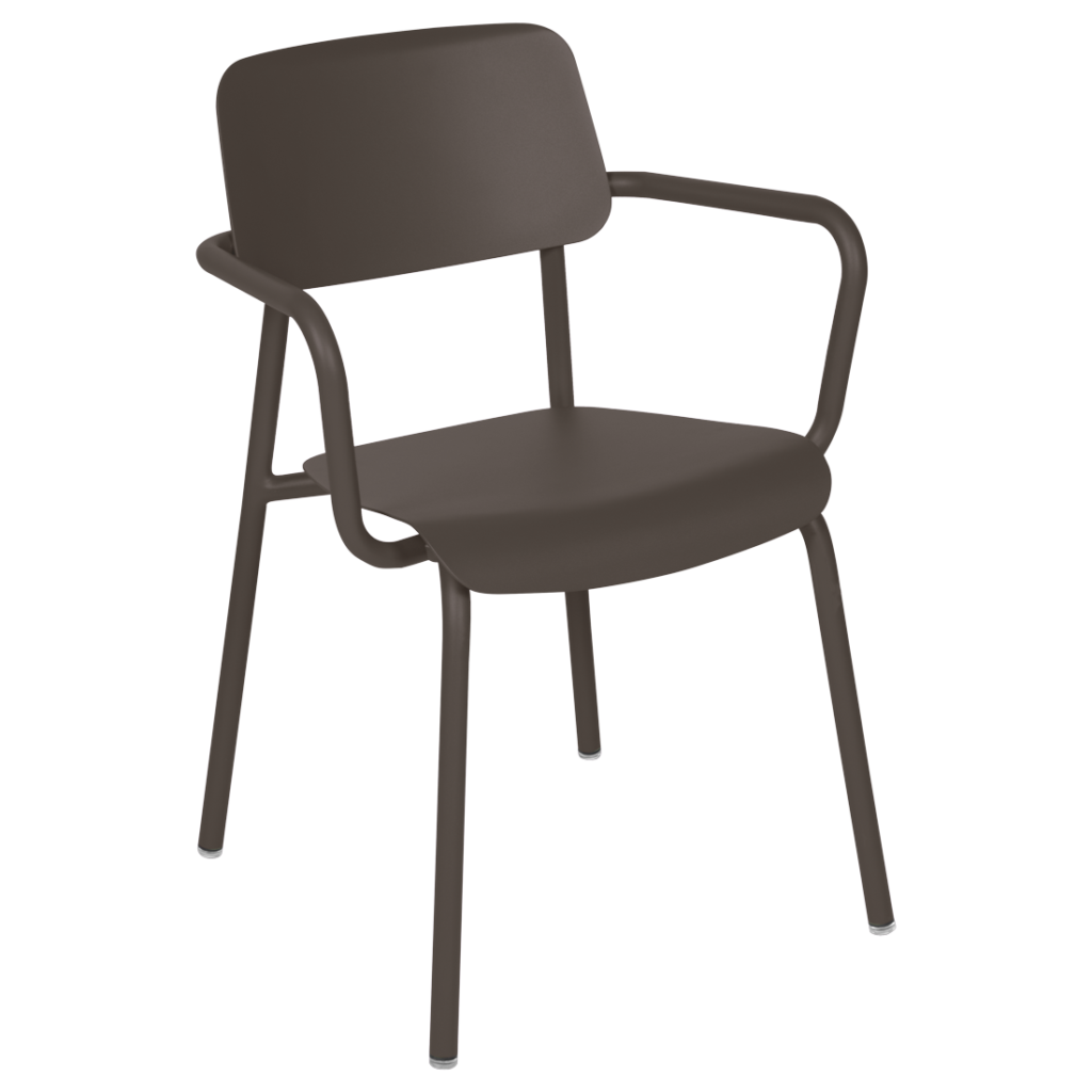 Une chaise en métal marron foncé avec un dossier et des accoudoirs incurvés est positionnée sur un fond Bleu Maya violet clair.