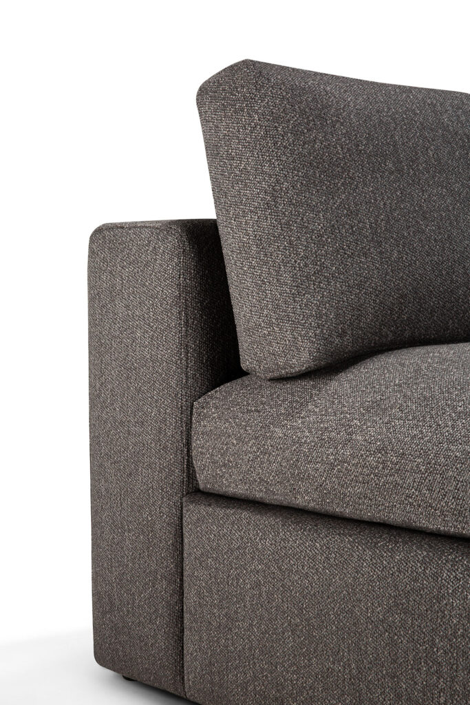 Gros plan du Canapé Mellow en granit-éco, mettant en vedette l'accoudoir, l'assise et le coussin de dossier de cet élégant module 1 place sur fond blanc.
