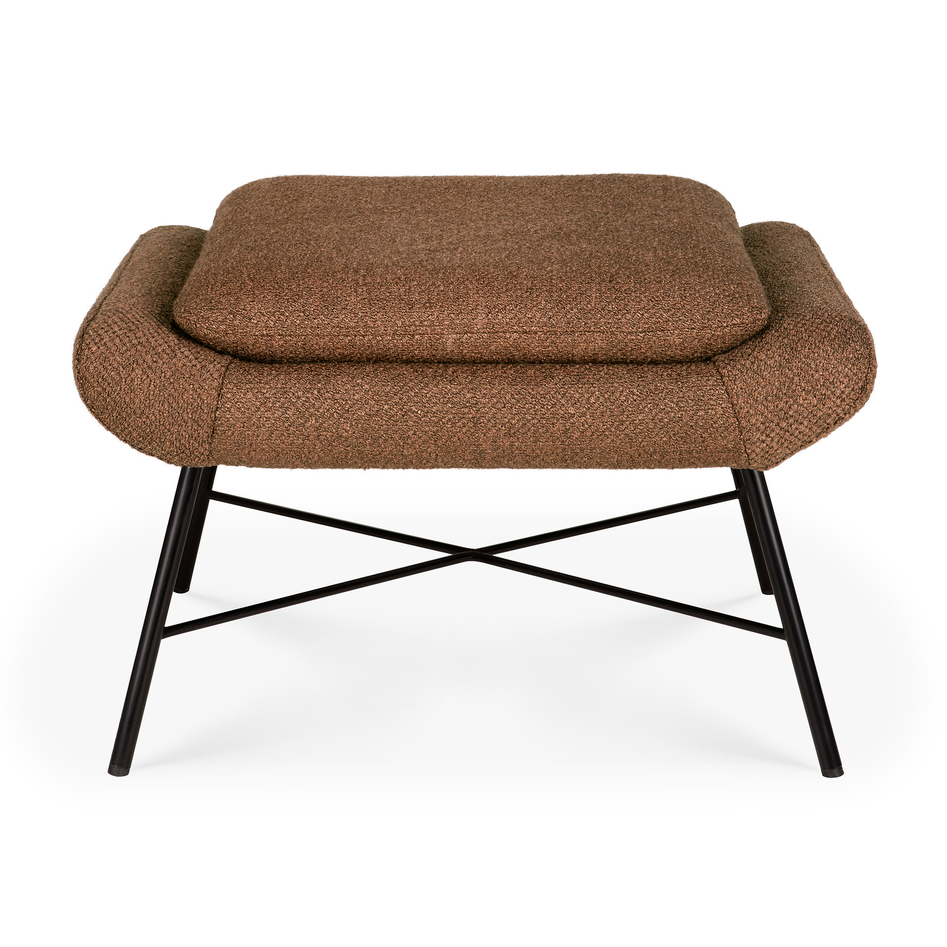 Tabouret repose-pieds rembourré marron avec pieds en métal noir et support à barre transversale, photographié sur fond blanc.