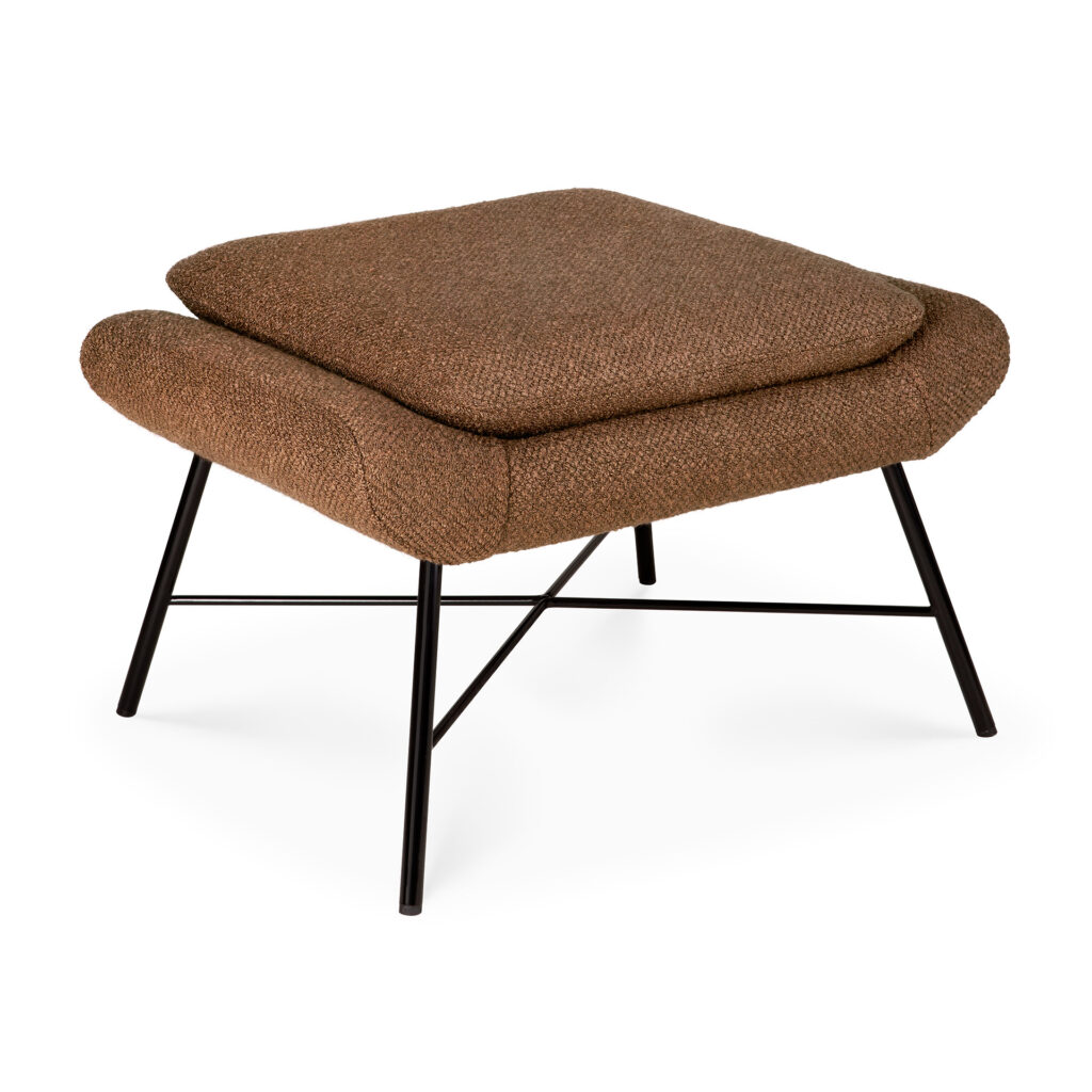 Pouf Barrow rembourré marron avec un dessus coussiné, des bords incurvés et des pieds en métal noir avec supports de barre transversale - un repose-pieds parfait pour n'importe quel espace.
