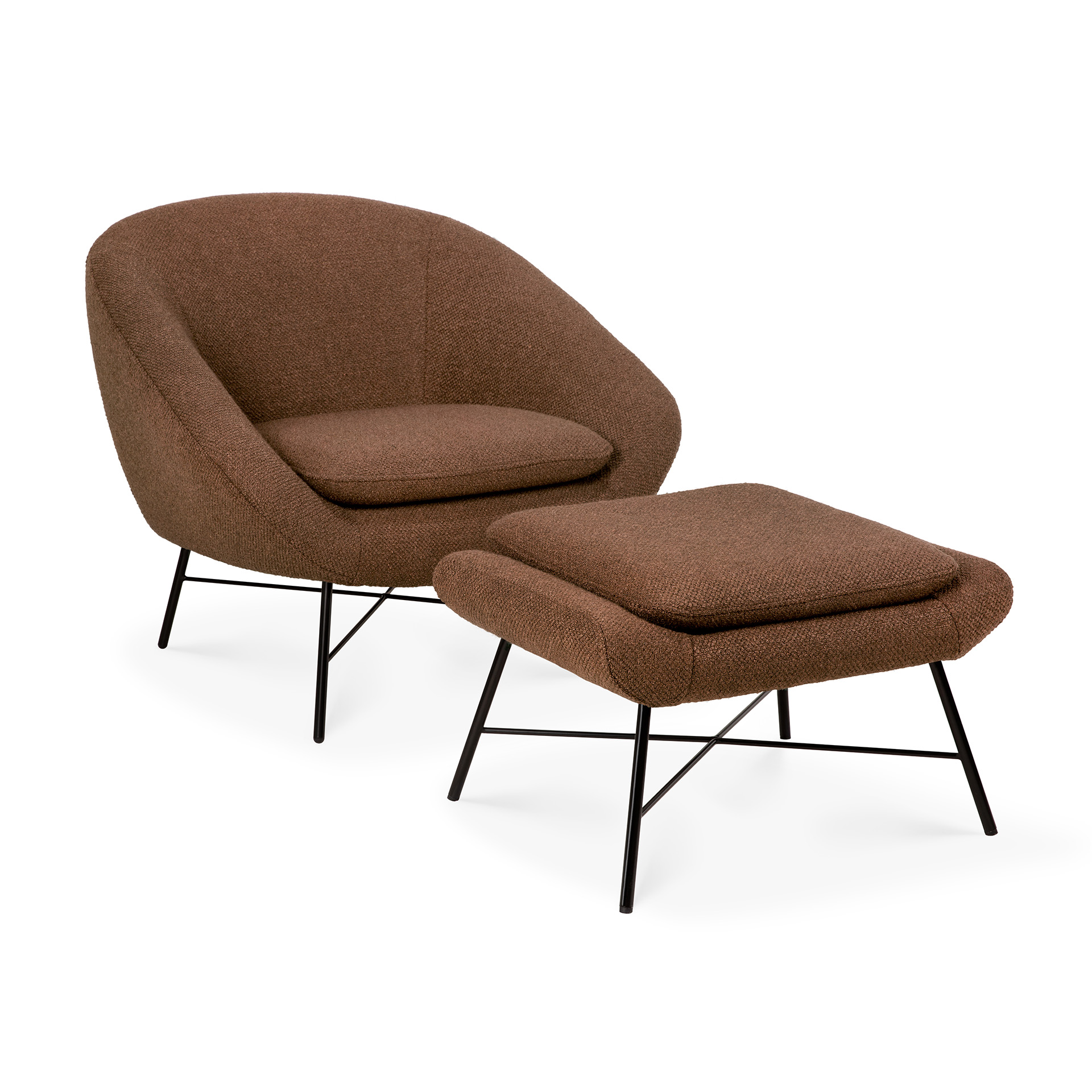 Un fauteuil rembourré marron avec un repose-pieds assorti, tous deux dotés de pieds en métal noir, sur un fond blanc.