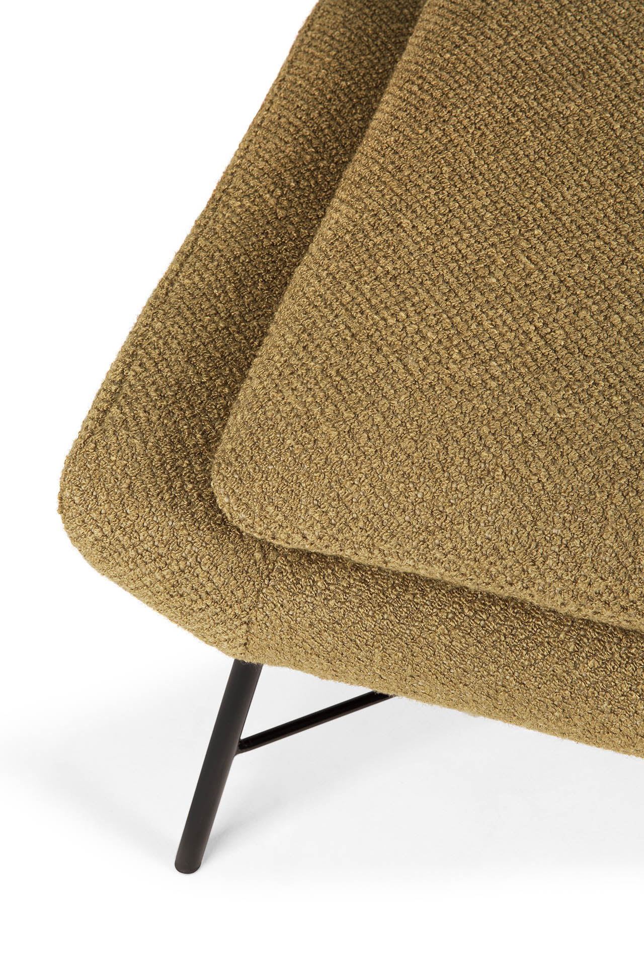 Gros plan d'une chaise Ginger texturée et rembourrée de couleur marron avec un pied en métal noir, montrant le coin et les détails du coussin, parfaitement associée à un repose-pieds assorti de Barrow.