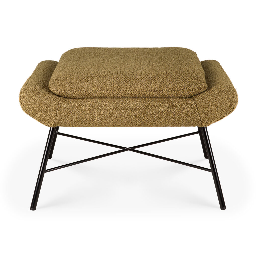Pouf repose-pieds rembourré marron avec un coussin carré et des pieds en métal noir disposés en un support en forme de X.