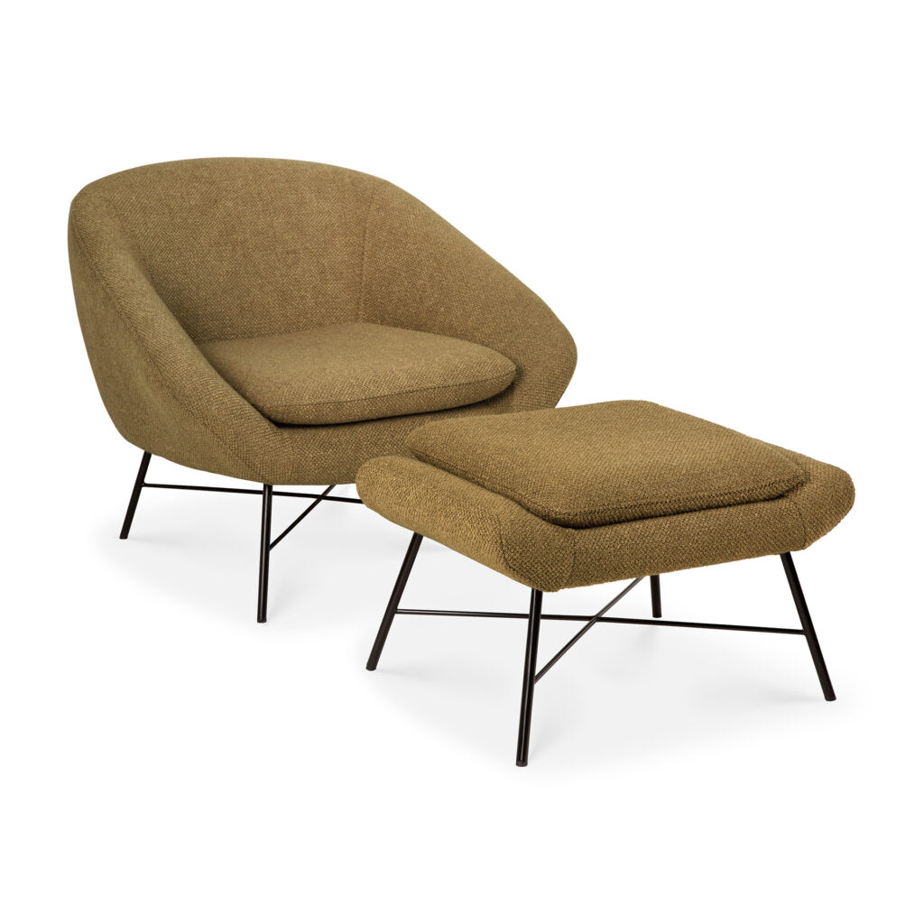 Un fauteuil moderne rembourré marron gingembre avec repose-pieds assortis, tous deux dotés de pieds en métal noir et d'un design minimaliste.