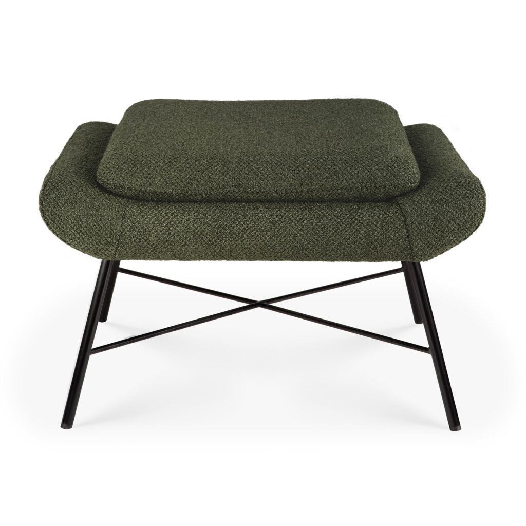 Pouf repose-pieds rembourré vert pin avec un dessus rectangulaire rembourré et des pieds en métal noir, présenté sur un fond blanc.