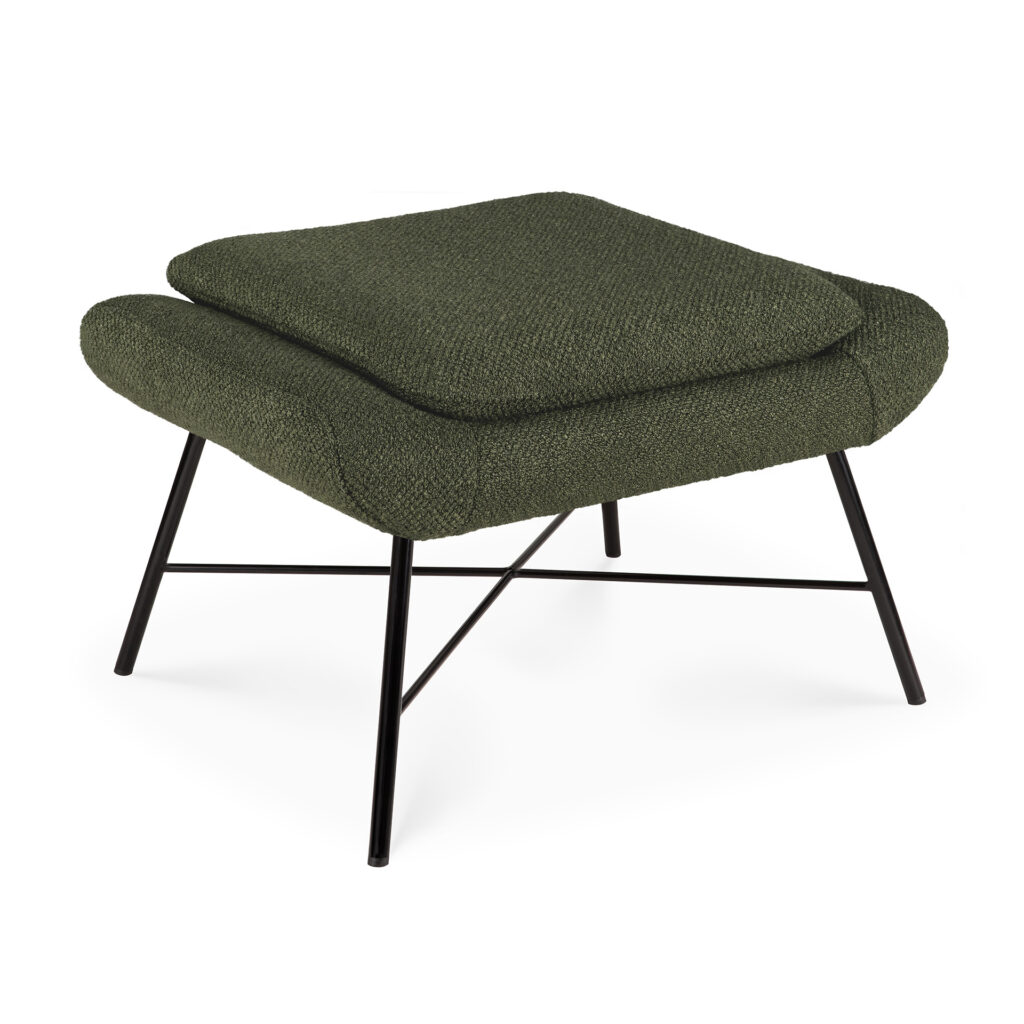Un pouf Barrow rembourré vert pin avec un dessus rembourré et des pieds en métal noir, parfait comme repose-pieds élégant.