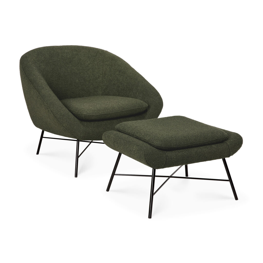 Un fauteuil moderne rembourré Barrow vert pin avec repose-pieds assortis, tous deux dotés de pieds en métal noir, sur fond blanc.