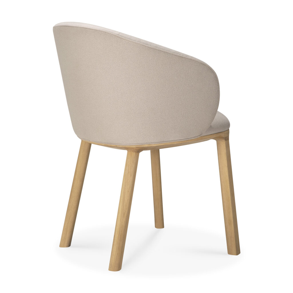 Chaise de salle à manger Unda rembourrée beige avec un dossier incurvé et des pieds en chêne clair, présentée de l'arrière sur fond blanc.