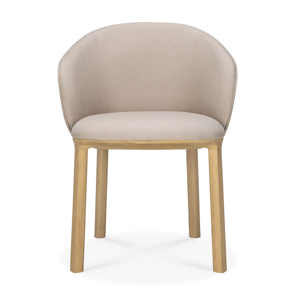 Une chaise de salle à manger Unda rembourrée beige avec un dossier incurvé et des pieds en chêne robustes, positionnée sur un fond blanc uni.