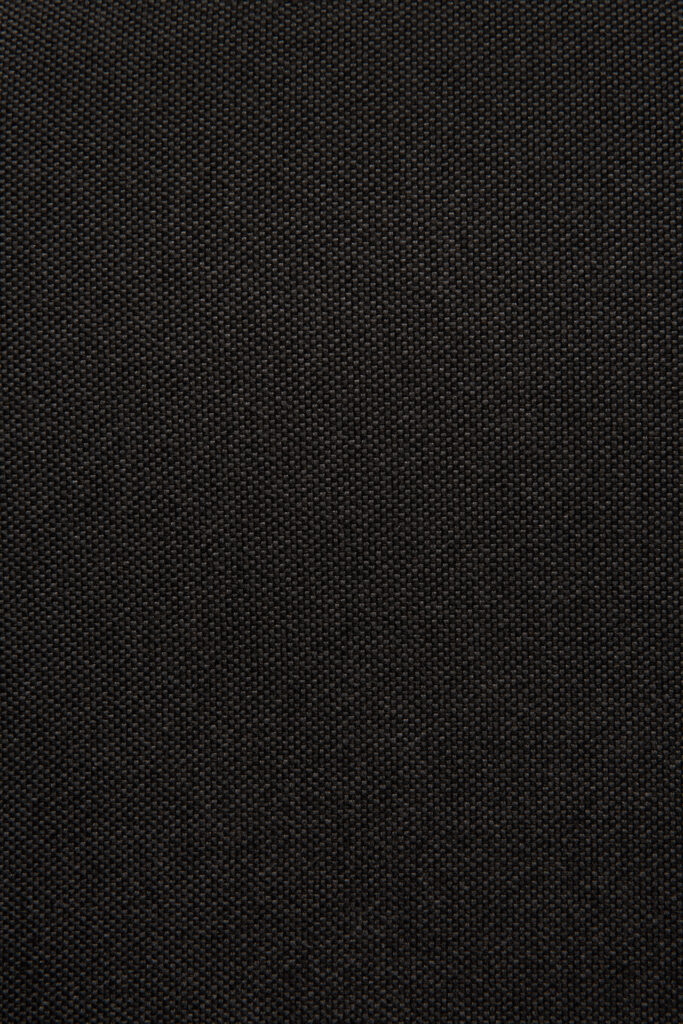 Gros plan d'un tissu tissé marron foncé à la texture fine et serrée et au motif uniforme, idéal pour tapisser une chaise de salle à manger ou une chaise en chêne.