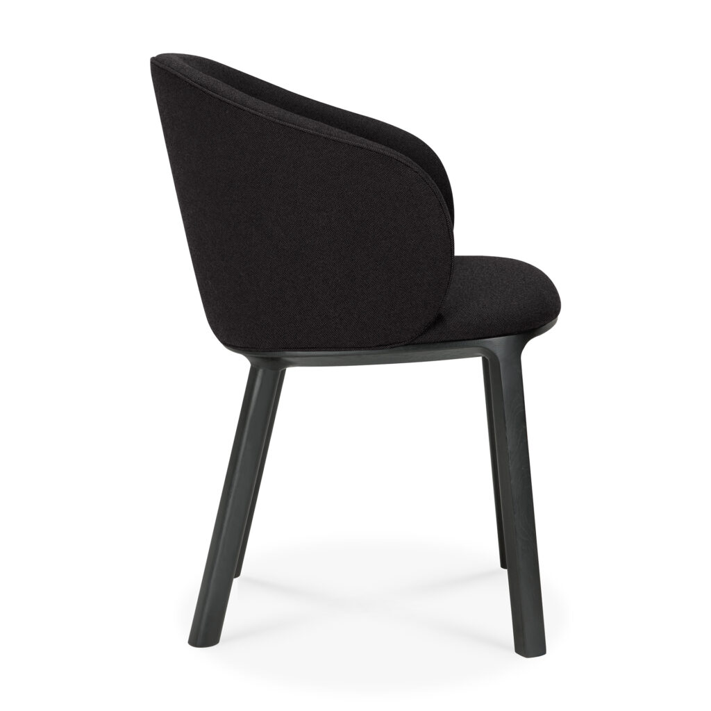 La chaise de salle à manger Unda présente un siège moderne rembourré noir anthracite avec un dossier incurvé et quatre pieds droits en chêne noir, présentés de côté sur un fond blanc.