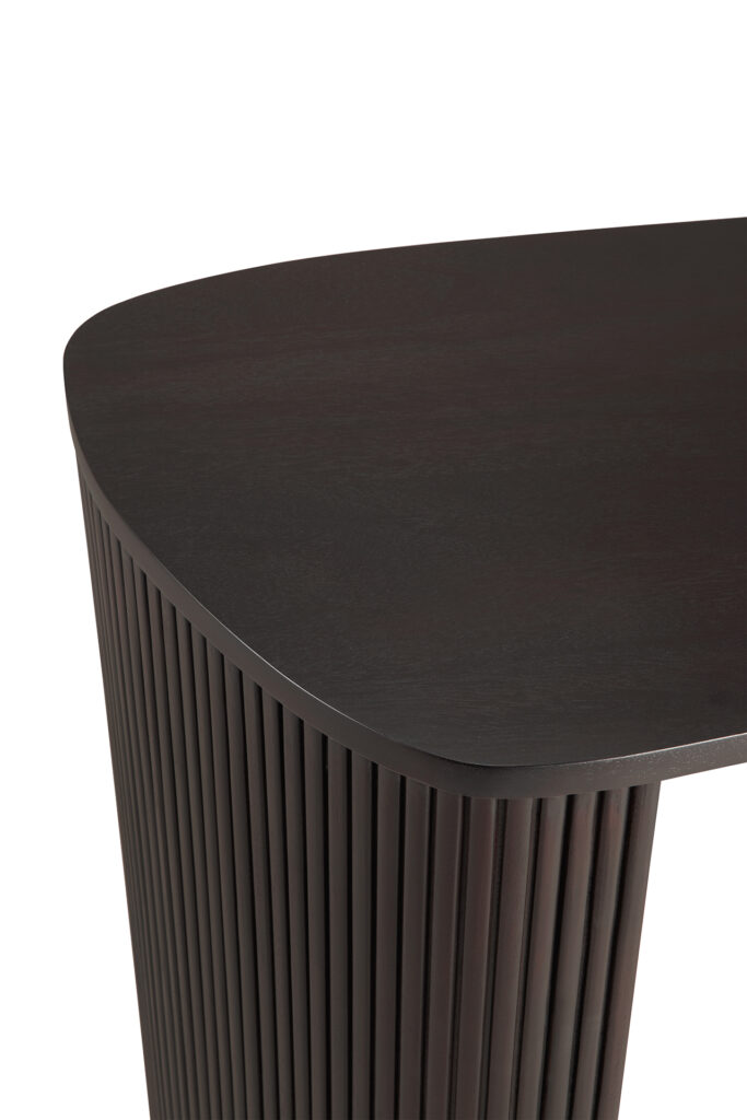 Un gros plan du bureau Roller Max présente son bois brun foncé, son bord arrondi et ses lattes latérales verticales, sur un fond blanc.