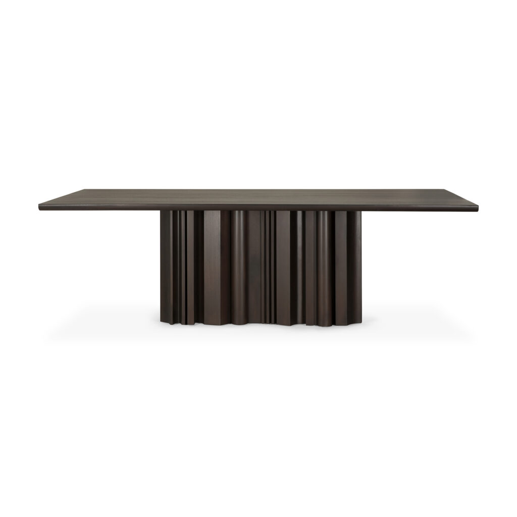 La table de salle à manger Sequence présente un plateau rectangulaire en bois foncé et une base sculpturale à piédestal cannelé, combinant un style moderne avec une élégance intemporelle.
