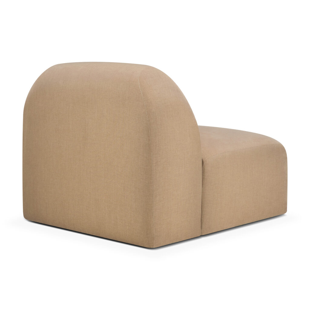 Fauteuil moderne beige sans accoudoirs, doté d'un dossier incurvé et d'une assise basse, recouvert de tissu pour une touche d'inspiration canapé, posé sur un fond blanc. Malgré son allure épurée, son design reste accueillant sans être encombrant.