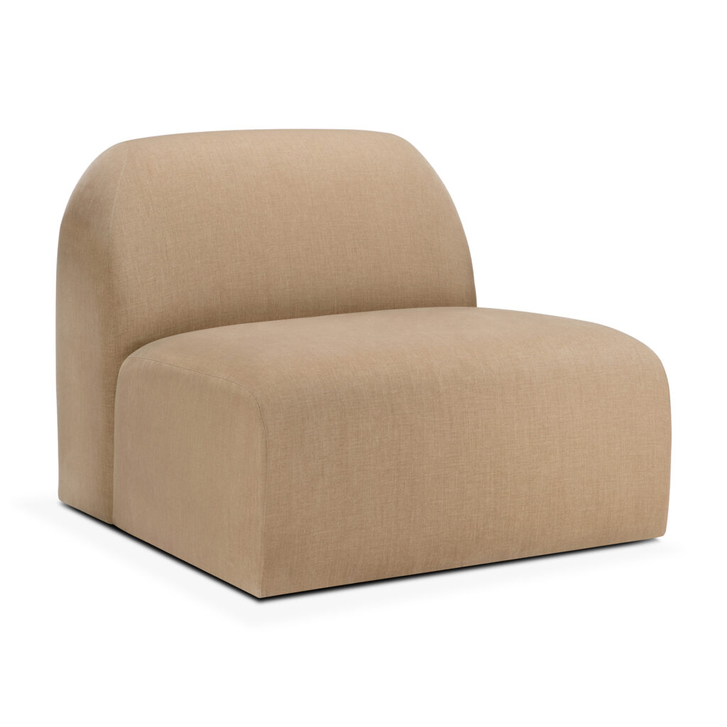 Une chaise longue moderne sans accoudoirs avec un dossier et une assise arrondis, recouverte de tissu beige clair, offre un confort volumineux rappelant un canapé douillet pour votre espace de vie.