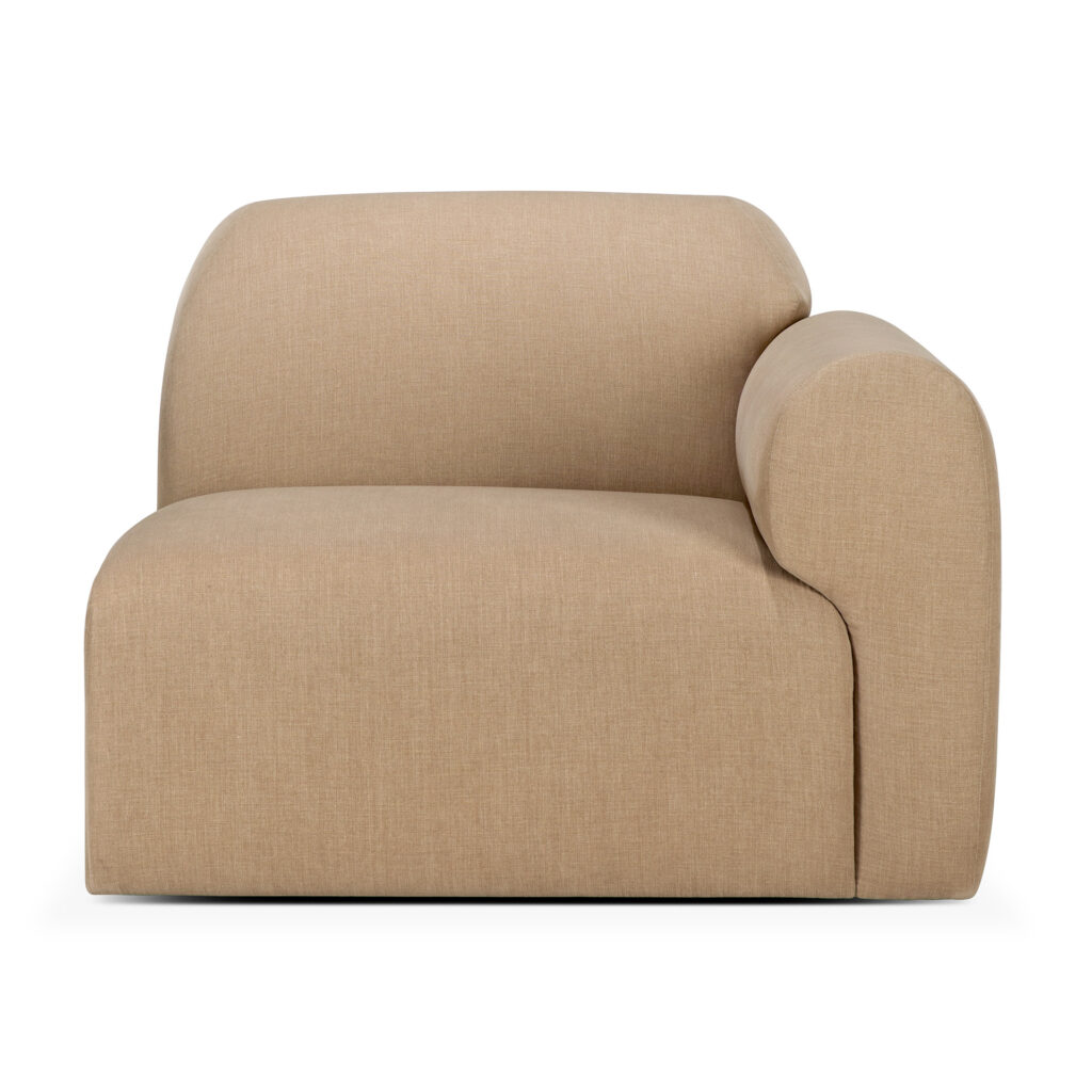 Un fauteuil canapé rembourré beige avec un dossier arrondi et un accoudoir incurvé sur le côté droit, offrant un ajout confortable mais pas encombrant à votre espace de vie.
