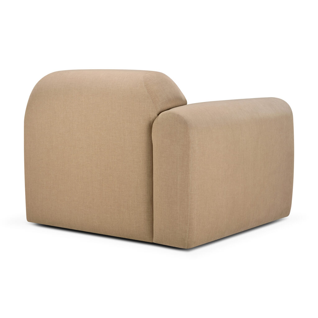 Un fauteuil moderne et volumineux en tissu beige rembourré avec un dossier bas et de larges accoudoirs, présenté sous un angle arrière sur fond blanc, offre un confort inspiré d'un canapé dans n'importe quel espace.