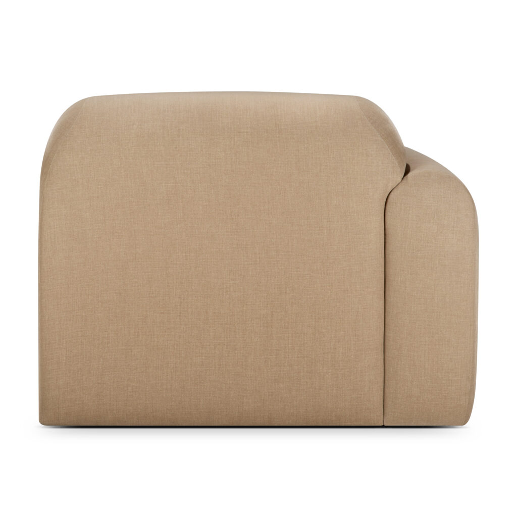 Vue latérale d'un fauteuil moderne, beige, rembourré, aux bords arrondis et au design minimaliste, présentant une silhouette légèrement volumineuse rappelant un canapé contemporain, sur fond blanc.
