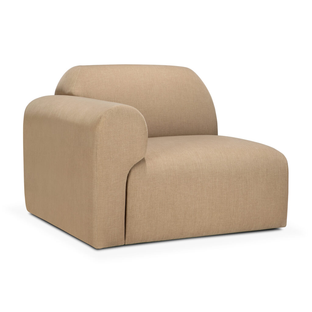 Une chaise longue beige moderne sans accoudoirs avec un design rembourré volumineux et moelleux et des bords incurvés, rappelant un canapé confortable, positionné sur un fond blanc.