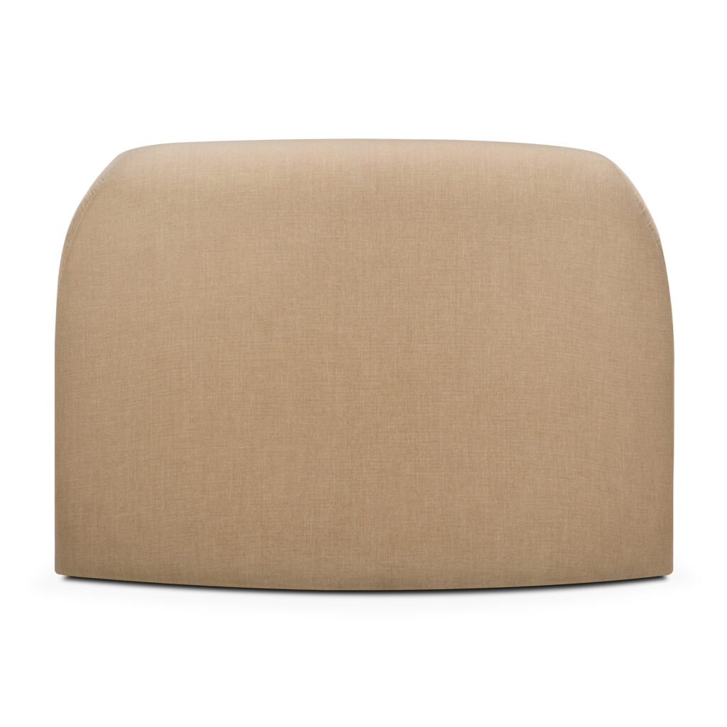 Un pouf rectangulaire rembourré de couleur beige avec des coins supérieurs arrondis, rappelant un design de canapé, vu de face sur un fond blanc.