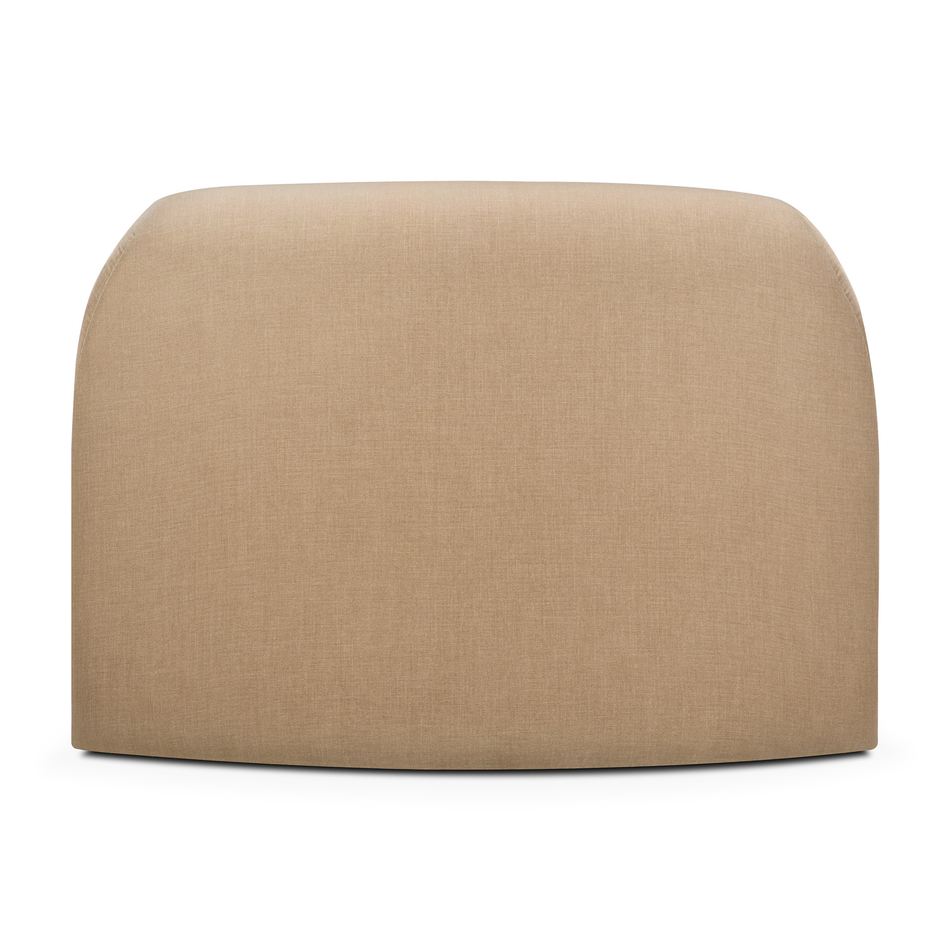 Un pouf rectangulaire rembourré de couleur beige avec des coins supérieurs arrondis, rappelant un design de canapé, vu de face sur un fond blanc.