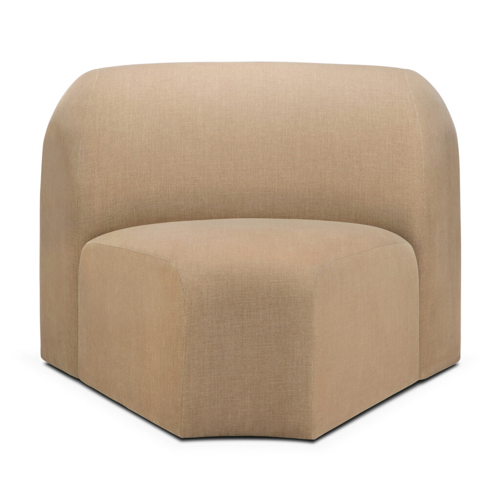 Cette chaise d'angle moderne, beige et sans accoudoirs, avec un dossier arrondi et un revêtement lisse, offre une silhouette volumineuse, photographiée sur un fond blanc, parfaite comme siège d'appoint ou comme canapé.