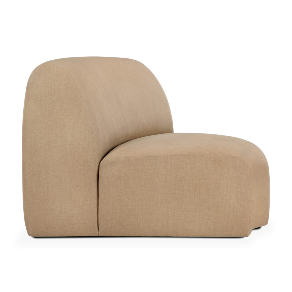 Ce fauteuil moderne sans accoudoirs, aux bords doux et arrondis et au revêtement beige clair, apporte le confort d'un canapé aux petits espaces, offrant une alternative élégante aux canapés encombrants. Vue de profil sur fond blanc.