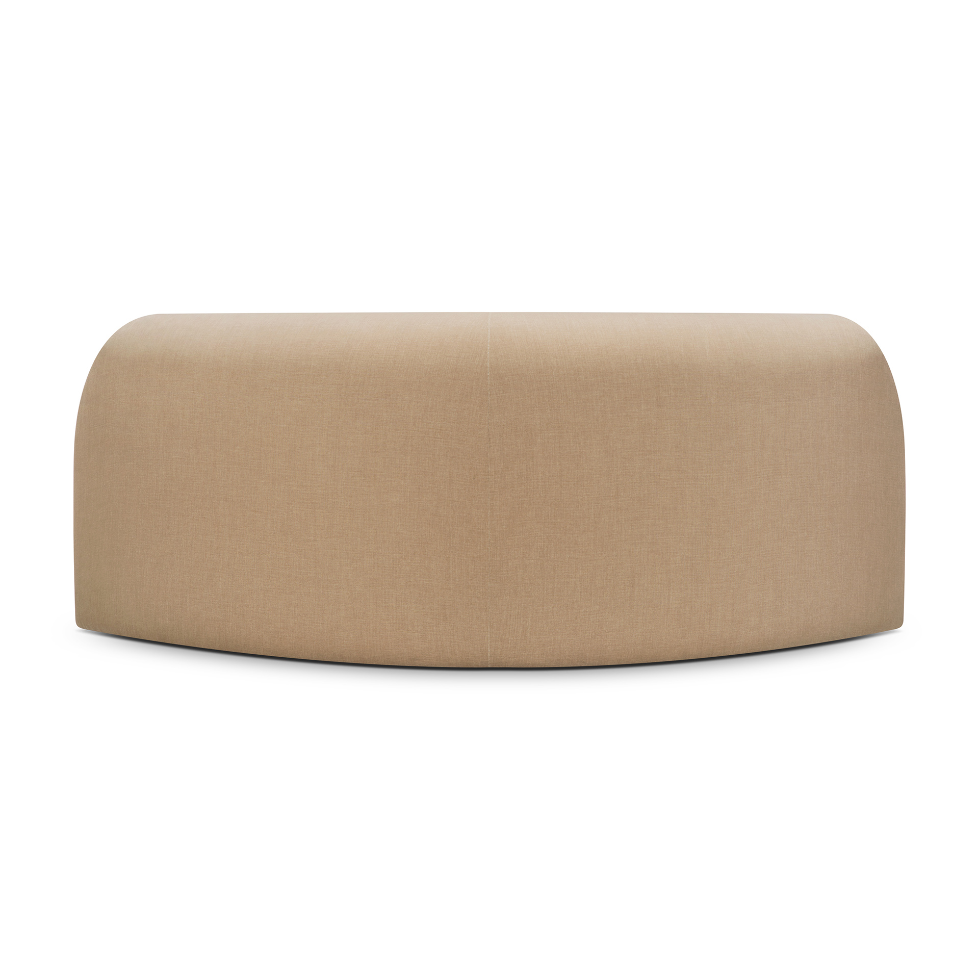 Un grand canapé volumineux et courbé recouvert de tissu marron clair, présentant une surface lisse et des bords arrondis, vu de face.