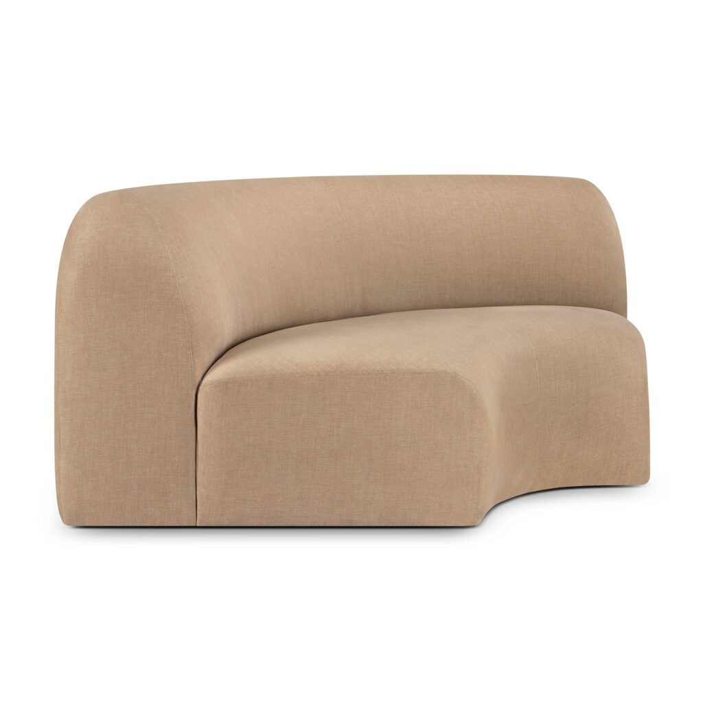 Canapé rembourré beige courbé au design moderne et minimaliste et sans pieds visibles, offrant une silhouette élégante mais légèrement volumineuse.