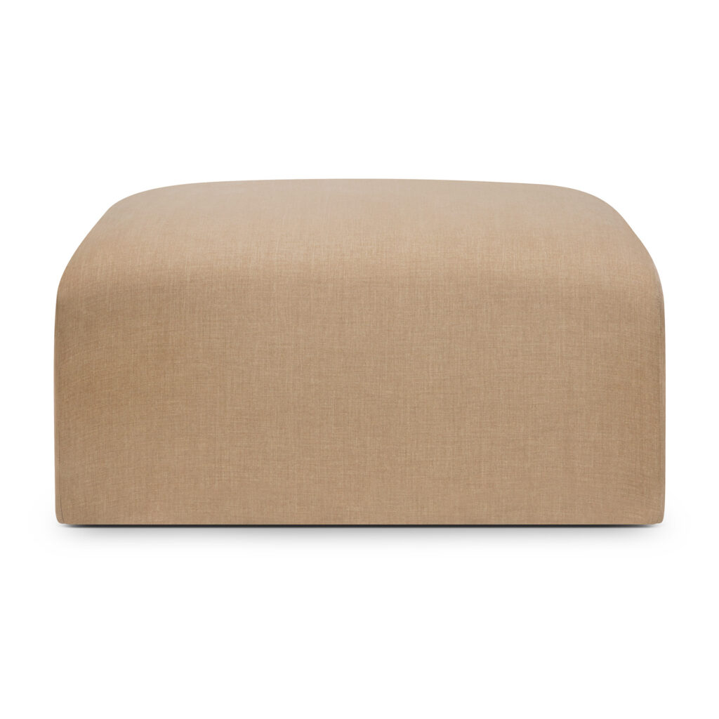 Un pouf rectangulaire beige volumineux aux bords arrondis, recouvert d'un tissu uni, est présenté sur un fond blanc, parfait comme compagnon de canapé ou comme pièce d'accent élégante.