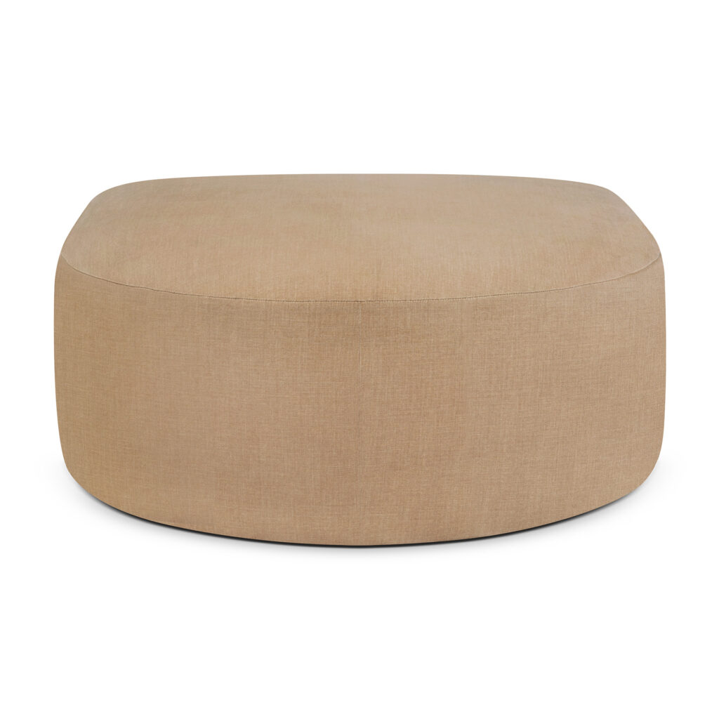 Un grand pouf rond de couleur beige avec une surface lisse et rembourrée et sans pieds visibles ni détails décoratifs ajoute une touche volumineuse mais élégante à n'importe quel ensemble de canapé.