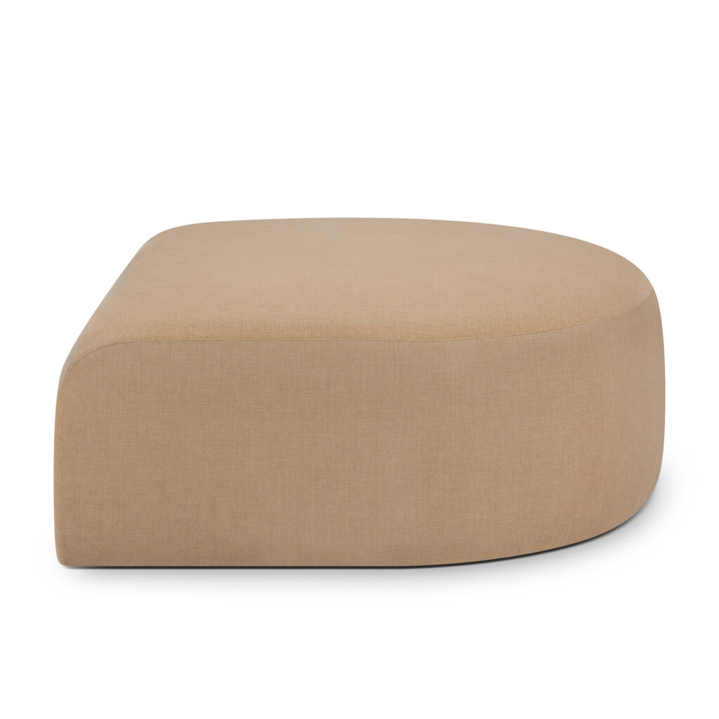 Un pouf beige en forme de coin avec des bords lisses et arrondis et un design minimaliste apporte un style subtil à votre espace de vie ; parfait pour s'associer à votre canapé ou comme alternative élégante aux sièges plus volumineux.