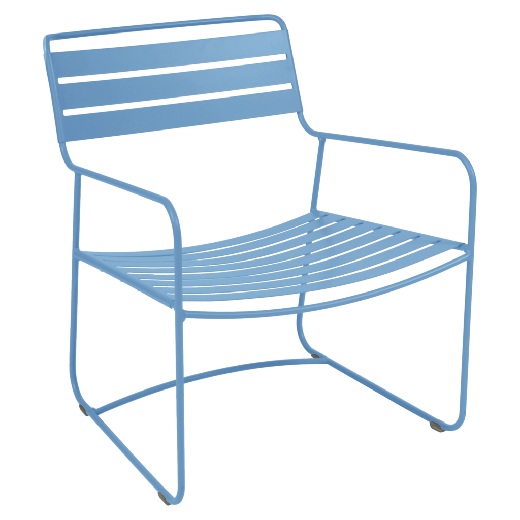Un fauteuil bas Bleu Maya avec des lattes horizontales sur le dossier et l'assise, et des accoudoirs fins, est présenté sur un fond blanc - une touche de style surprenante pour tout espace moderne.