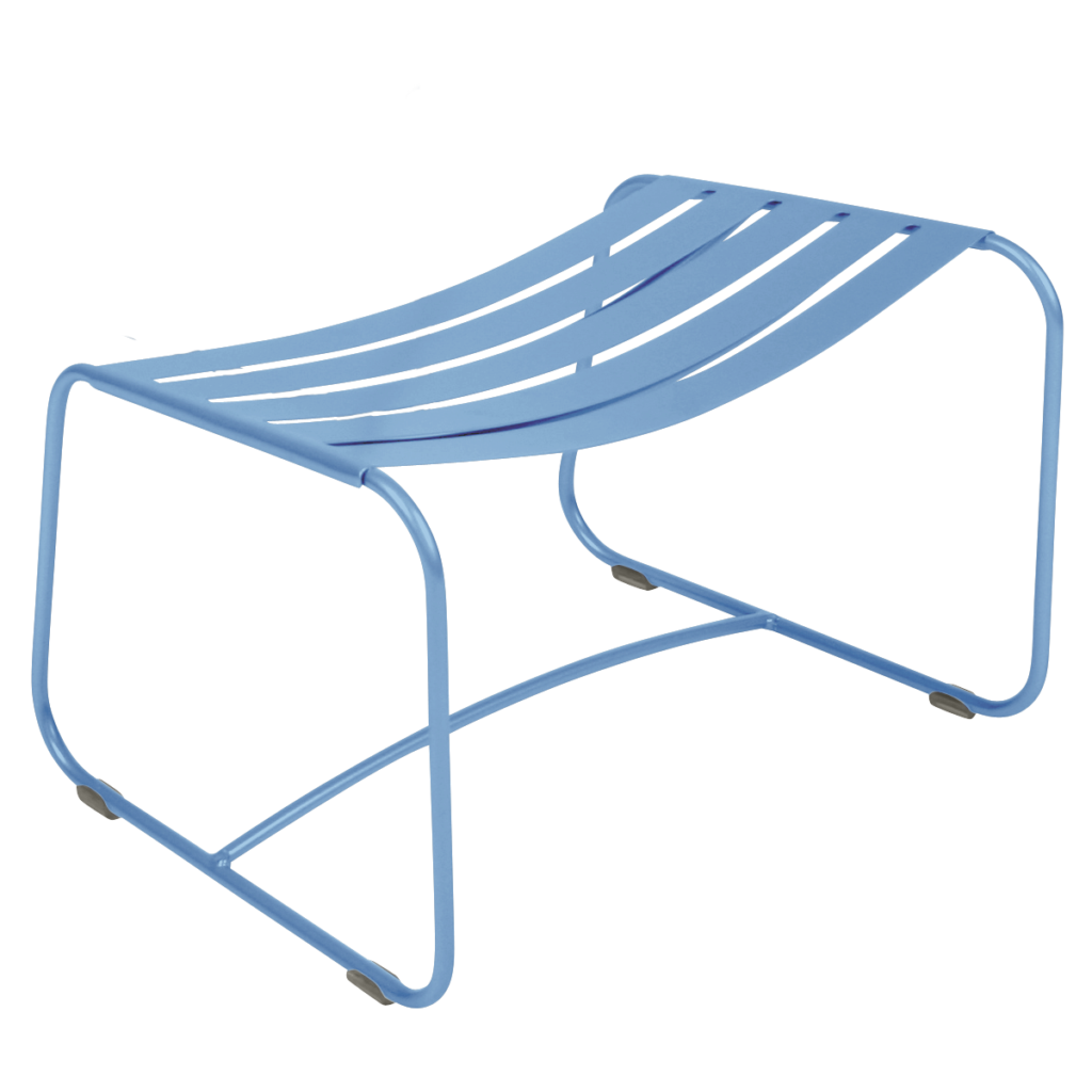 Un tabouret moderne en métal Bleu Maya avec un siège incurvé et un cadre simple, conçu avec quatre pieds plats, un repose-pieds et un style minimaliste, parfait pour ajouter une touche de couleur surprenante à n'importe quel espace.
