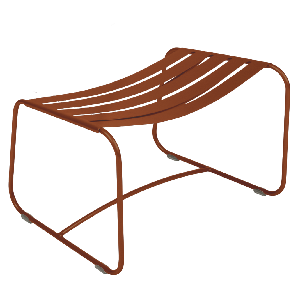 Un tabouret moderne en métal orange avec une assise incurvée surprenante et des côtés ouverts, doté d'un repose-pieds pratique et de quatre pieds arrondis avec pieds en caoutchouc.