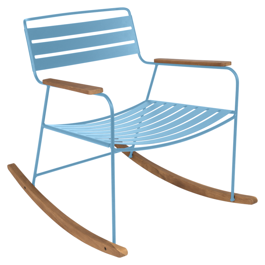 Chaise à bascule en métal Bleu Maya avec assise et dossier à lattes, dotée d'accoudoirs en bois et de bascules en bois courbées.