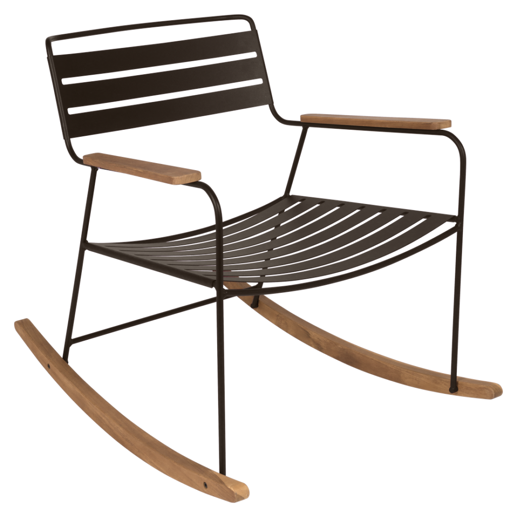 Une chaise à bascule moderne avec une structure en métal noir et des accoudoirs et bascules en bois, présentée sur un fond violet clair Bleu Maya.