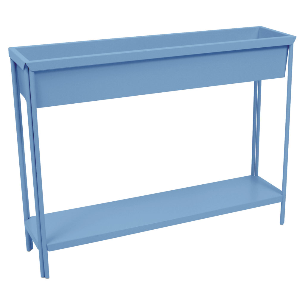 Une grande jardinière rectangulaire en métal Bleu Maya avec une étagère inférieure et quatre pieds, conçue pour une utilisation polyvalente à l'intérieur ou à l'extérieur - un ajout élégant à n'importe quelle terrasse ou espace de vie.